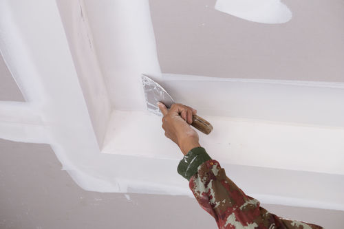 Płyty gipsowo-kartonowe - praktyczne porady, jak można je wykorzystać w wykończeniu ścian